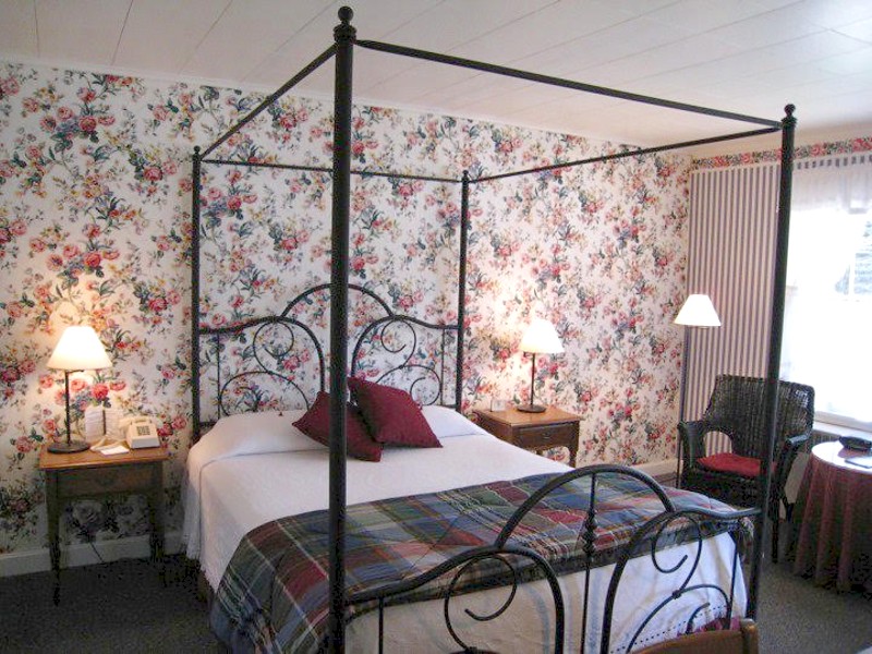 Pondside Country Inn Cottage Queen Room